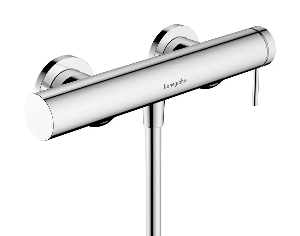 Kompakter Einhebel-Brausemischer in Chrom-Finish von Hansgrohe, montiert auf einer Wand, mit einer kurzen Bedienungshebel und runden Kontrollelementen.